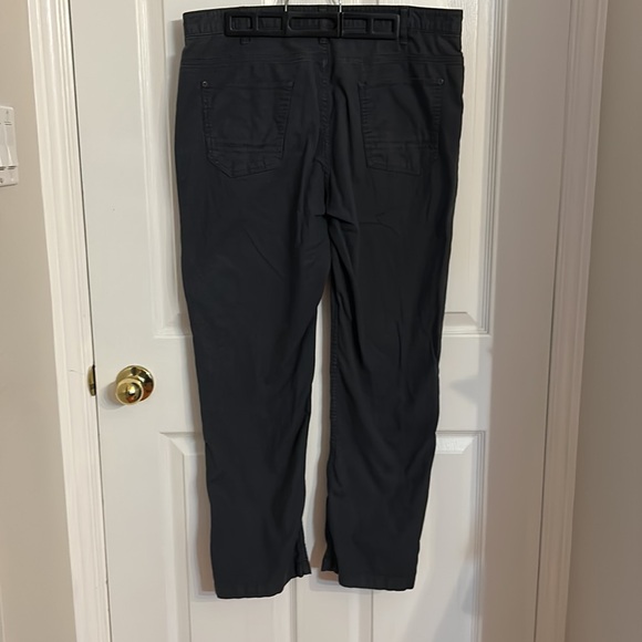 36/30 x 27.5” inseam. Grey. Men’s casualpants. Few food grade oil drops - Picture 5 of 8